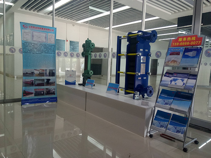 王忠林书记到米兰手机版app集团展位观展