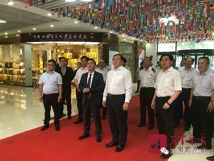 王忠林书记到米兰手机版app集团展位观展