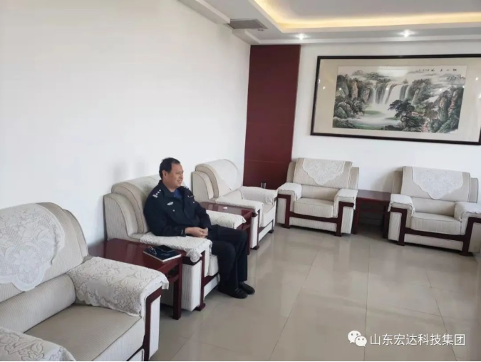 山东米兰手机版app集团副总经理张广义到开发区派出所慰问
